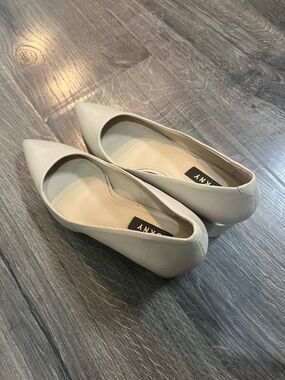 DKNY Women's Pointed-Toe Beige Career Chucky Heel Loafers Women’s Size 8.5